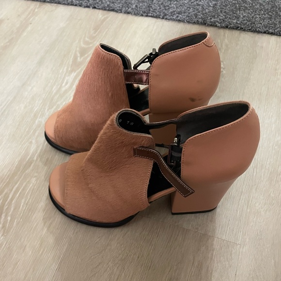 Robert Clergerie calf skin Tan Heels with Modern Design - Picture 12 of 15